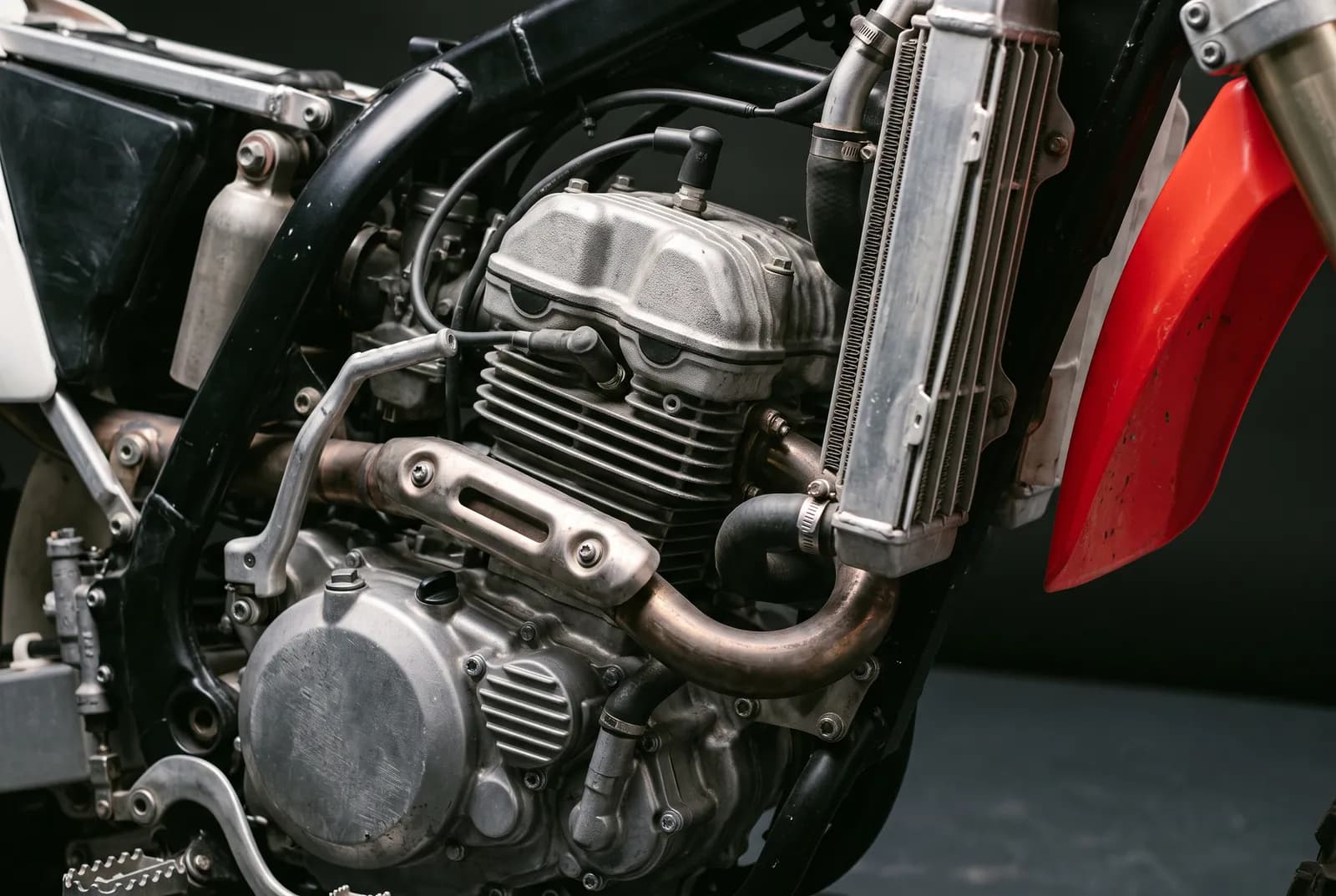 Detail van een Crossmotor 250 viertakt